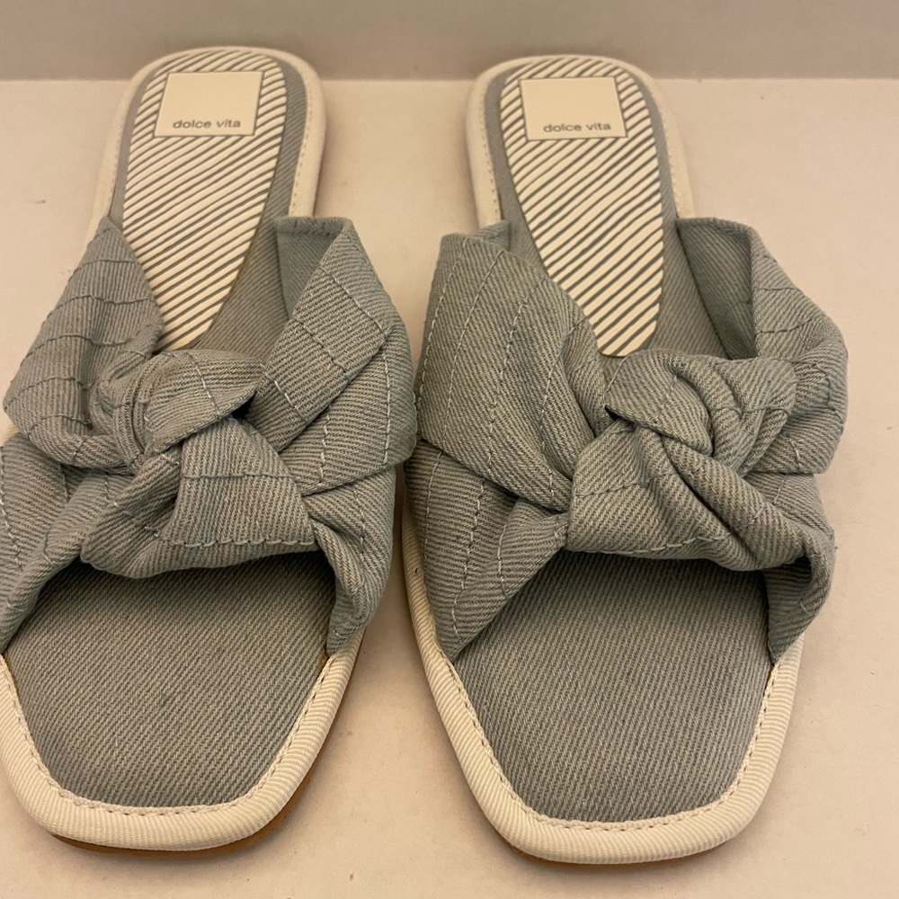 Amazing condition Dolce Vita sandals